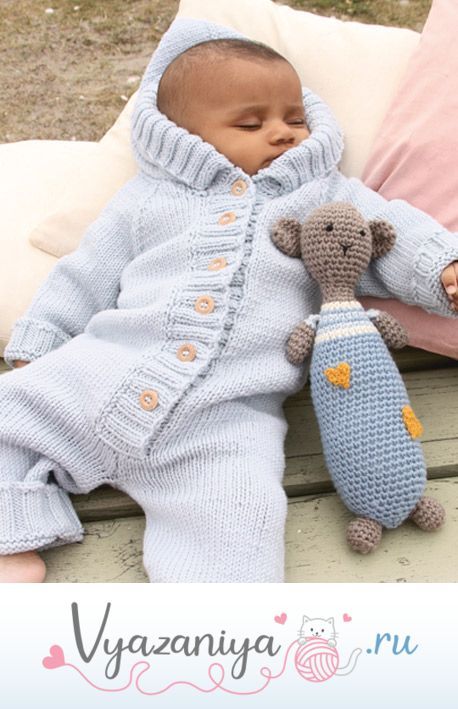 Вязаный комбинезон с капюшоном и мишка