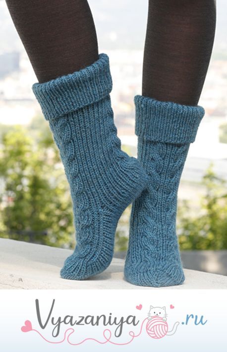 Носочки спицами с узором косы
